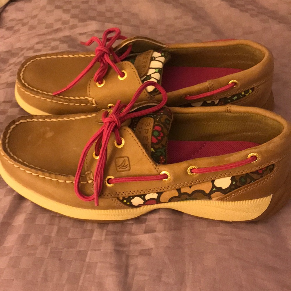 Tan floral sperrys. Brand New! 🌺 size 7!